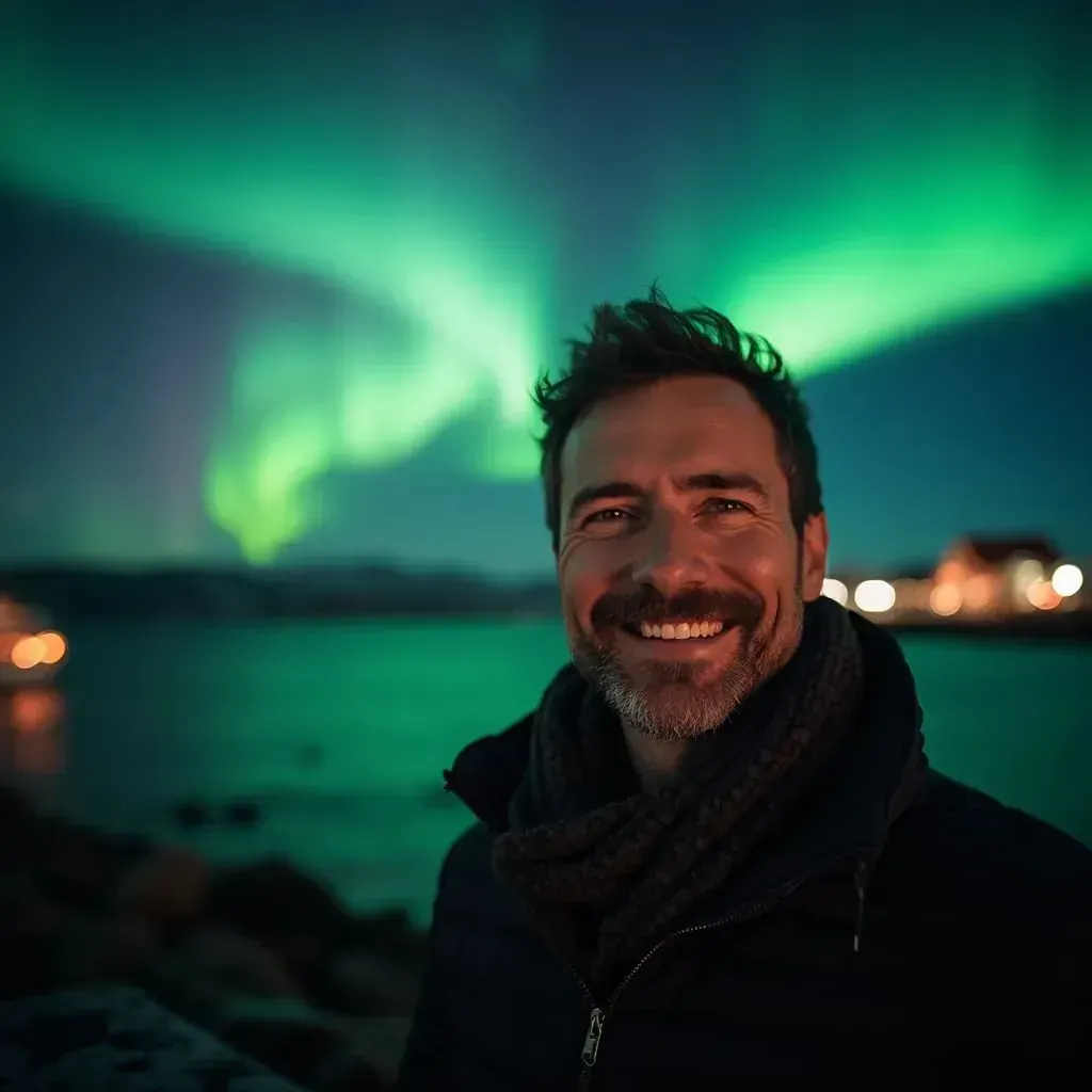 ️ hombre sonriente en Reikiavik con las Auroras Boreales de fondo